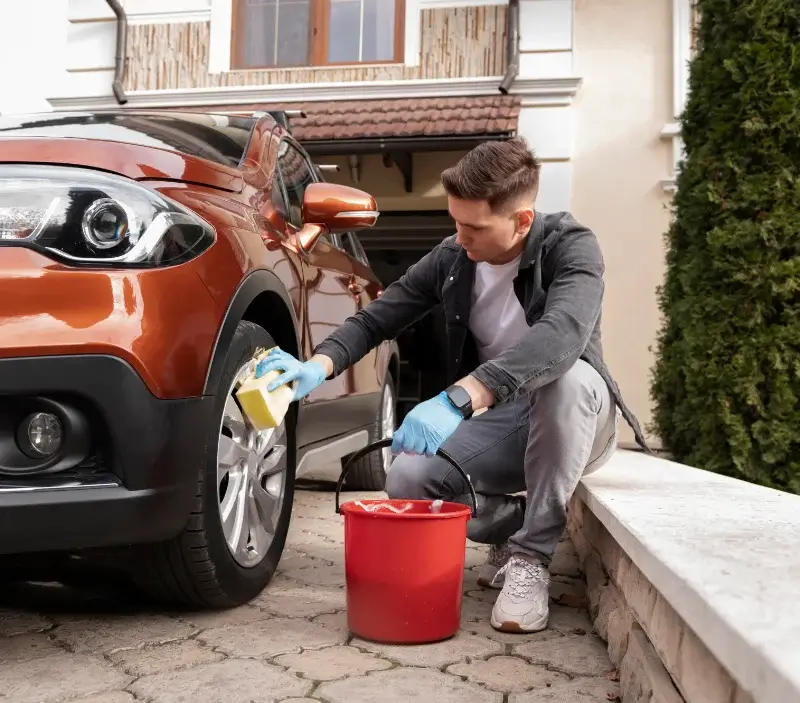 Lavage auto à domicile Damas-aux-Bois : professionnel intervenant sur un véhicule